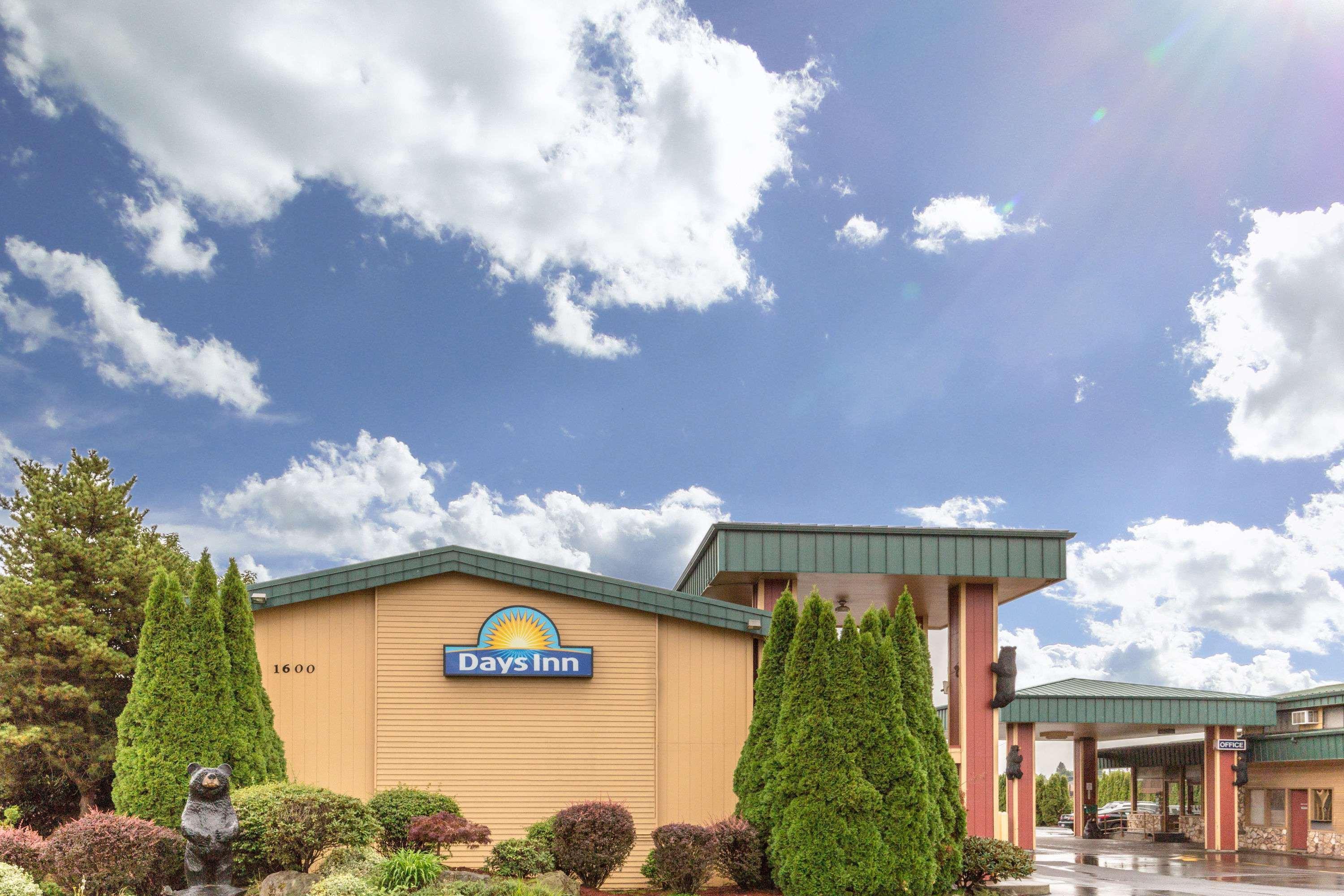 Days Inn By Wyndham Black Bear Salem Exterior photo