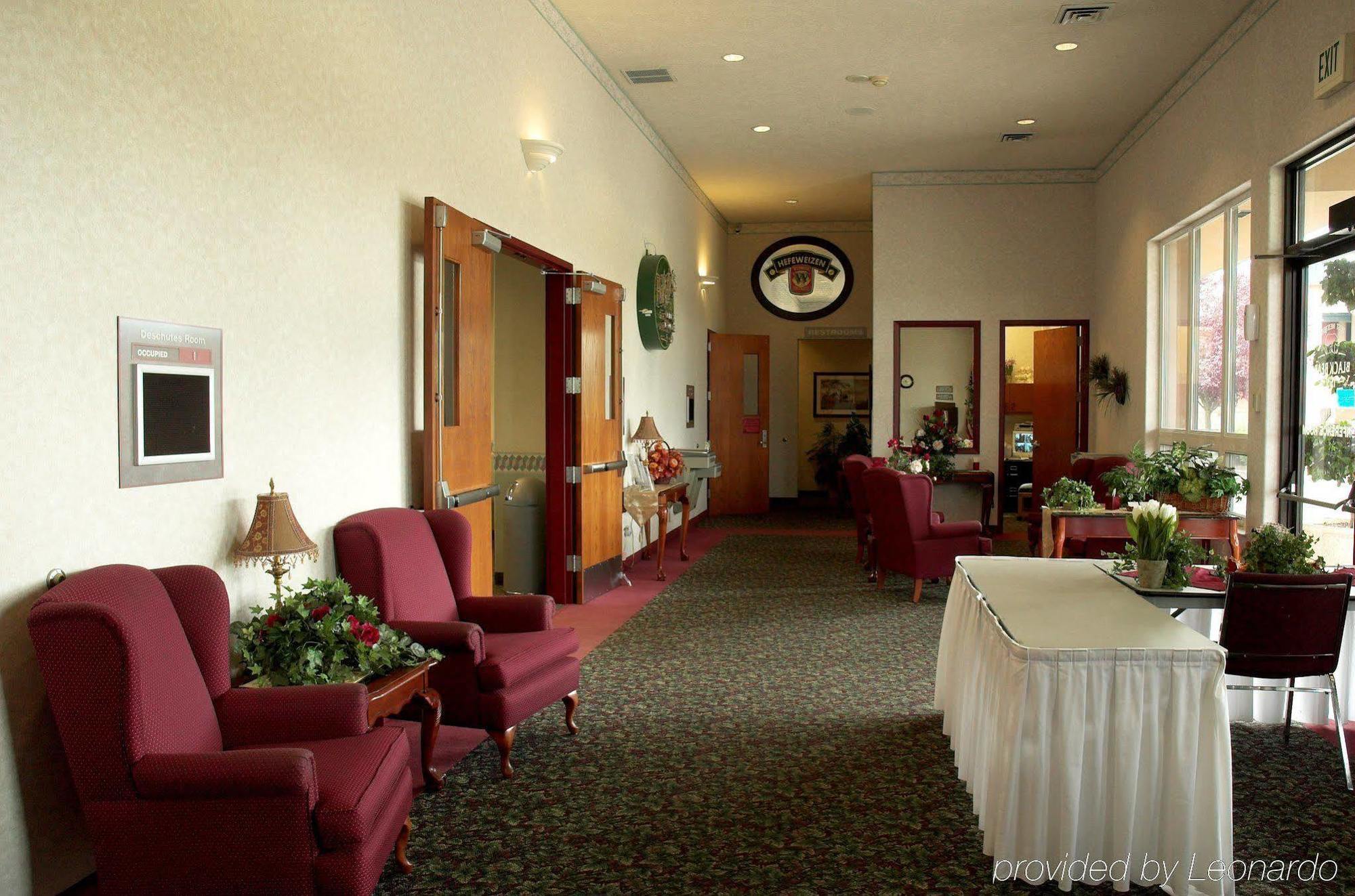 Days Inn By Wyndham Black Bear Salem Interior photo