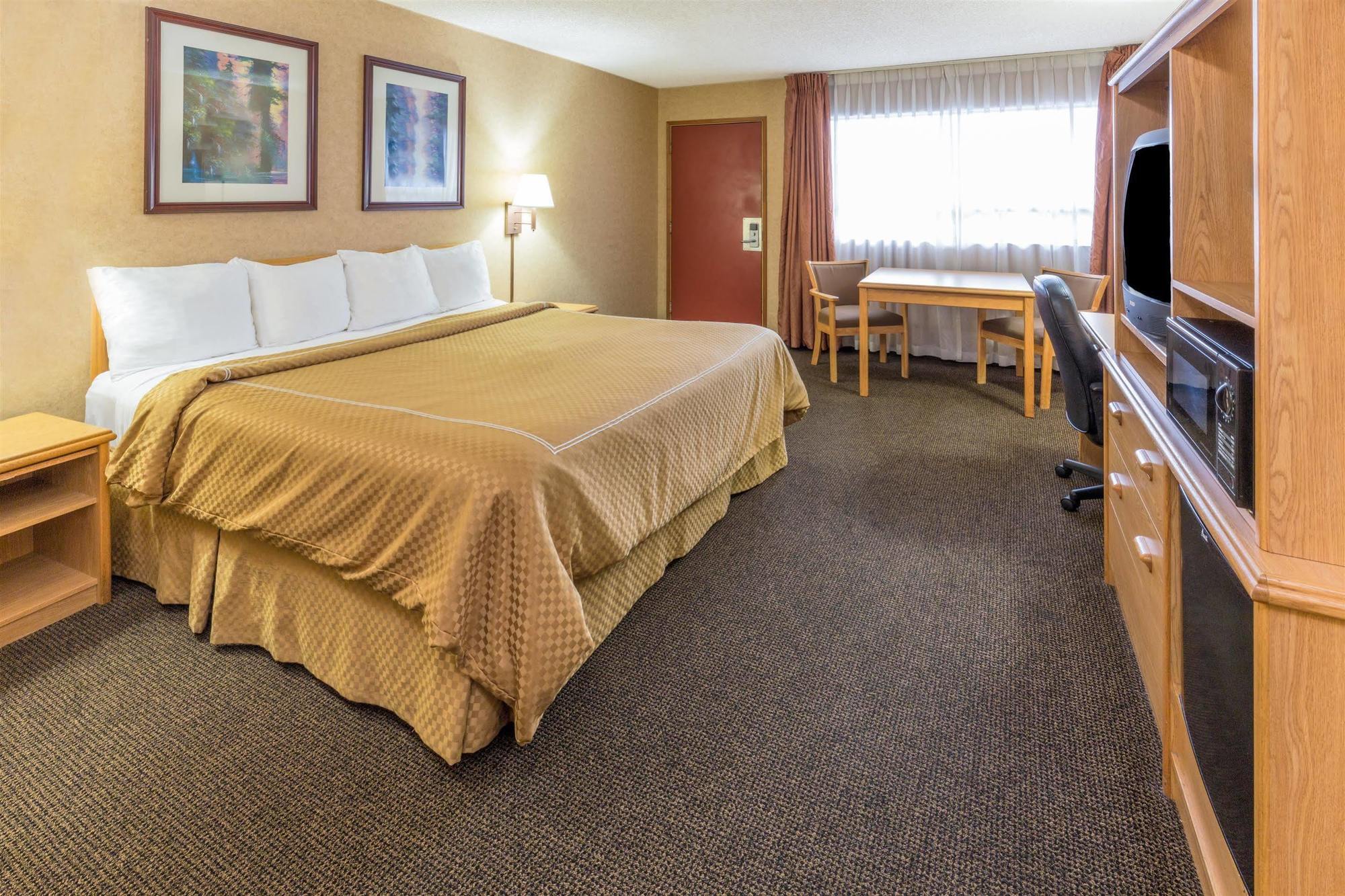 Days Inn By Wyndham Black Bear Salem Exterior photo