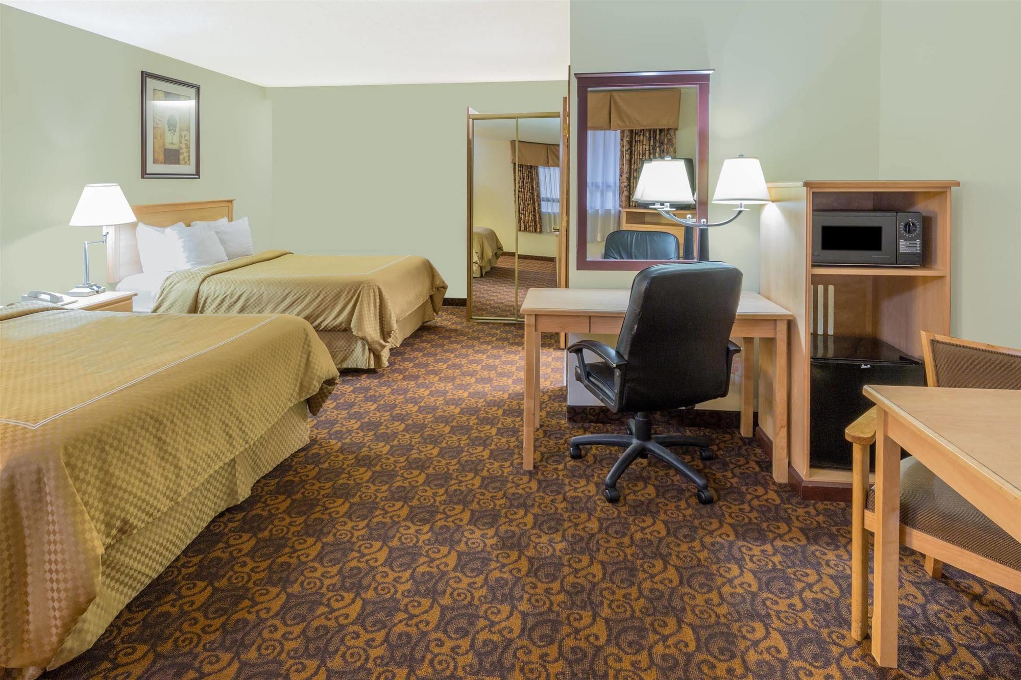 Days Inn By Wyndham Black Bear Salem Exterior photo
